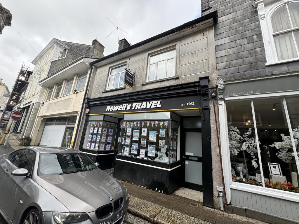 Lot: 95 - MIXED-USE INVESTMENT WITH HIGH YIELD - View of the whole building from the front